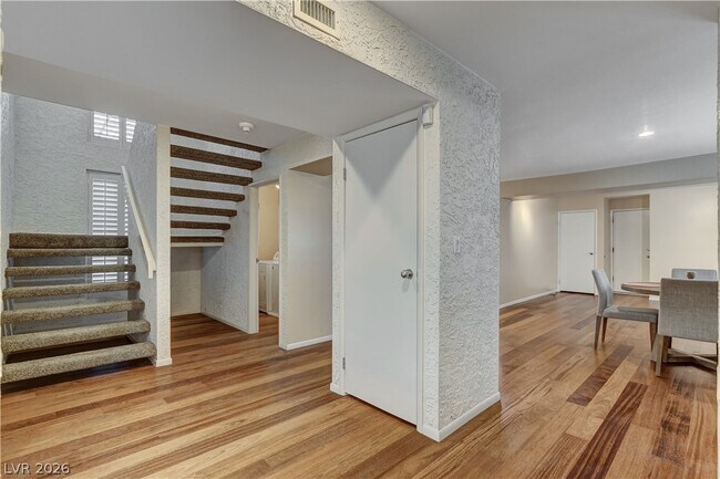 Building Photo - 3223 Pinehurst Dr