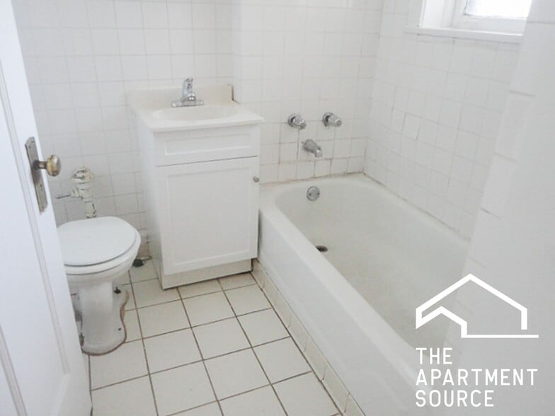 Building Photo - 5047 N Damen Ave