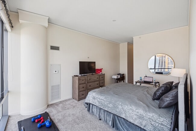 Building Photo - 450 E Waterside Dr
