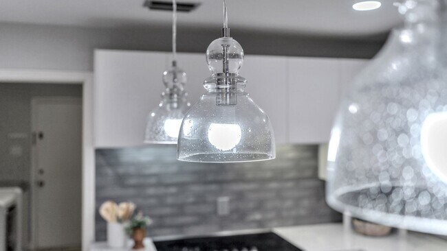 Building Photo - CHARMING 5 BDRM HOME IN CASTLE HILLS!!