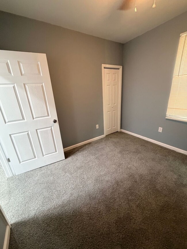 Building Photo - Beautiful Fully Renovated 2/1 Duplex!