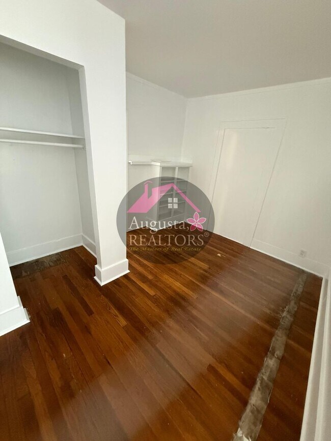 Building Photo - Large one bedroom near ACU