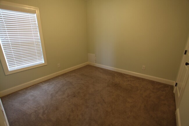 Building Photo - 3Bed/2bath Residential House off of Runningvine!!!