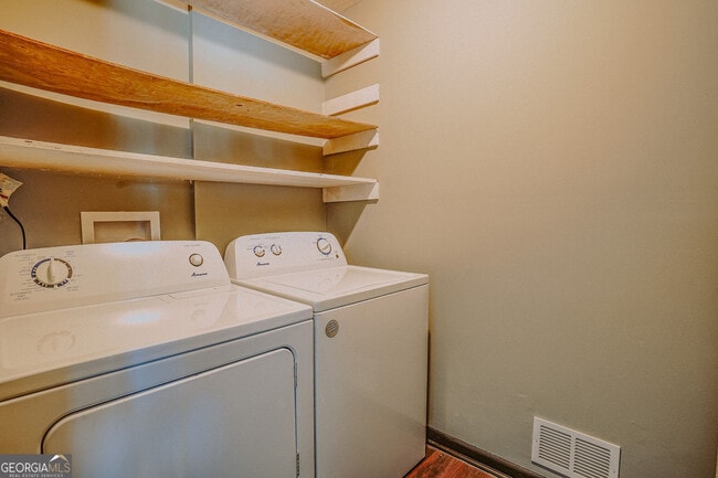 Building Photo - 2877 Whispering Hills Dr