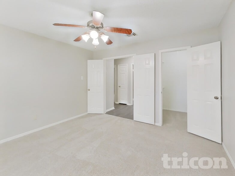 Building Photo - 1911 Deaf Smith Dr