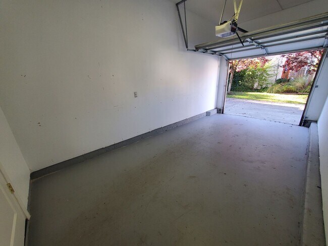 Building Photo - STUNNING SPACIOUS 5 BEDROOM HOME IN CONCOR...