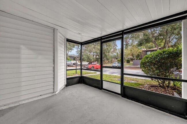 Building Photo - "Spacious 3-Bed, 3-Bath Townhouse with Elegant Hardwood Floors in Ocoee!"