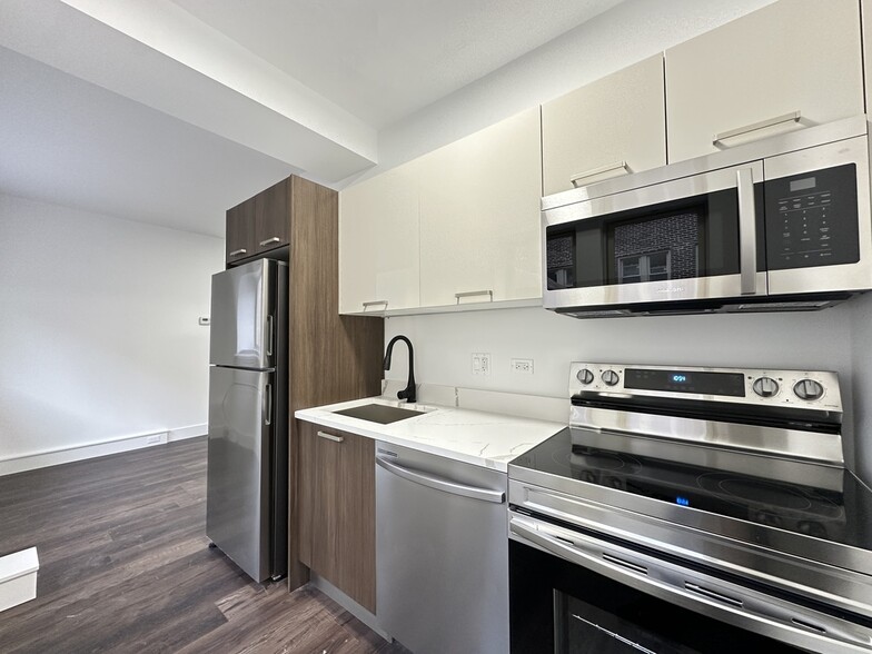 Building Photo - 1555 W Hollywood Ave