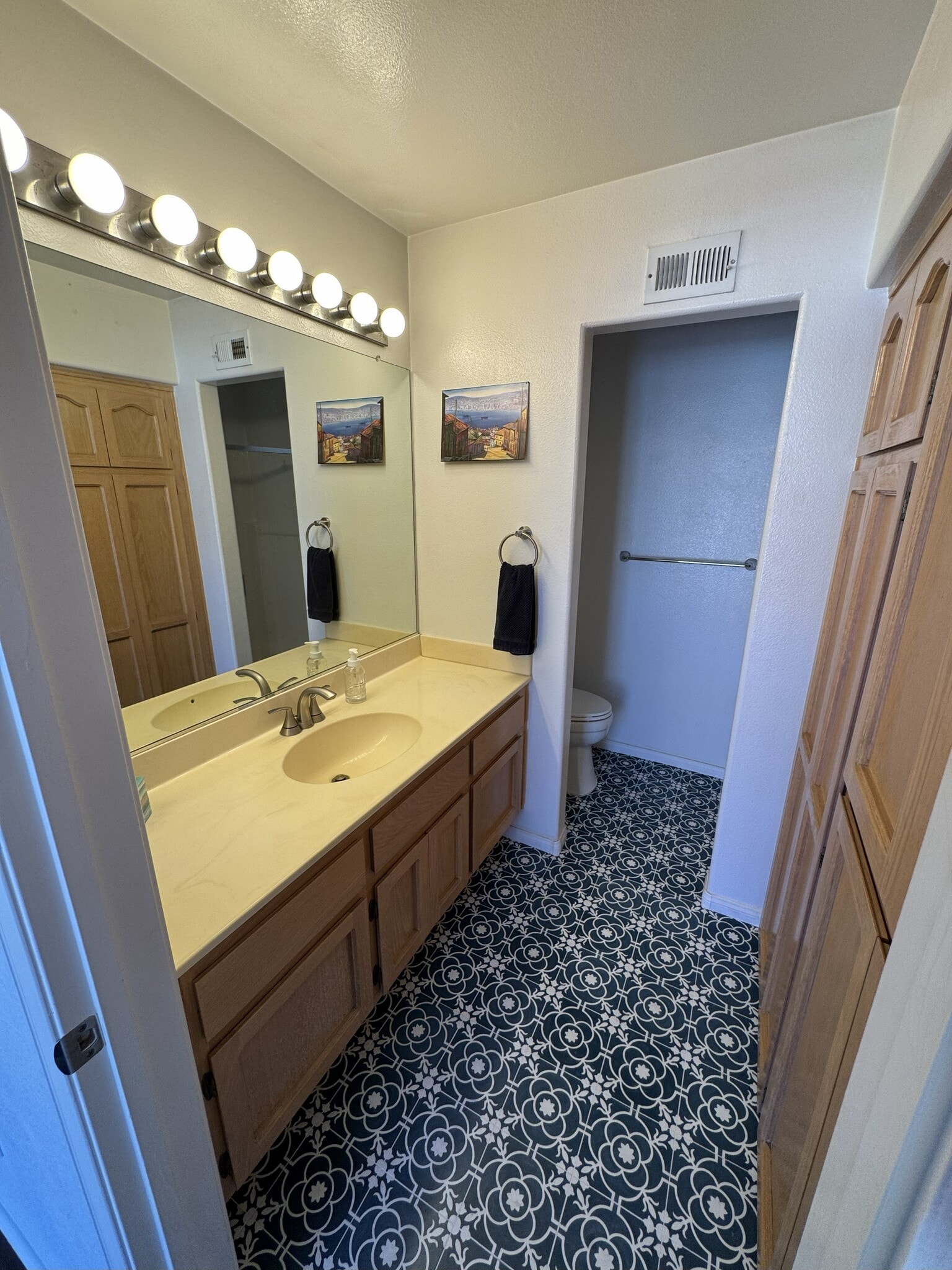 Full second bath with gorgeous tile floors - 12646 Springbrook Dr