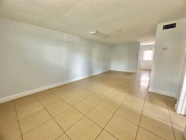 Building Photo - 2 Bed 2 Bath Apartment Near Downtown Fort Myers