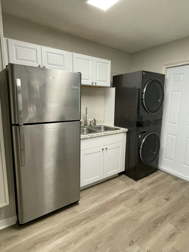 Building Photo - 1575 W 19th St