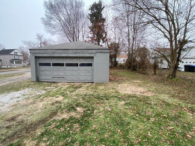 Building Photo - Room to Spread Out: 4BR/1.5BA Near Highways & Shopping