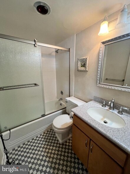 Building Photo - 200 Locust St