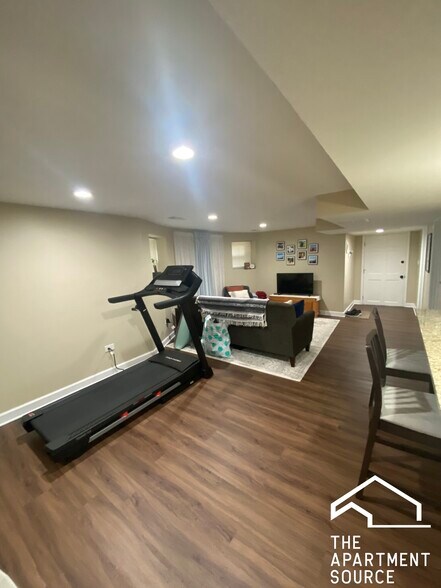 Building Photo - 2118 N Avers Ave