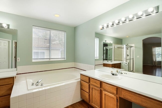 Building Photo - Amazing 5-bedroom home in Cherry Creek School District! Basement Apartment with kitchen! Move in ...