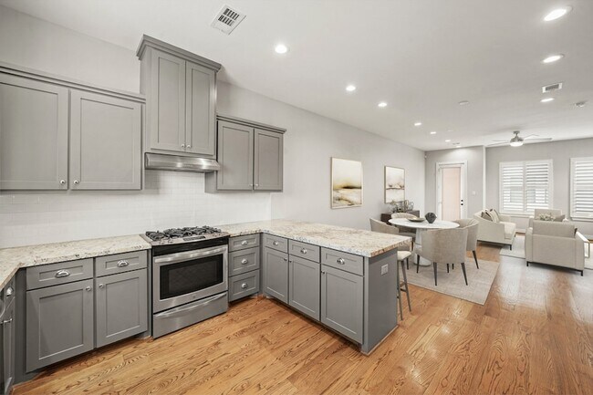 Building Photo - 2547 S Calumet St
