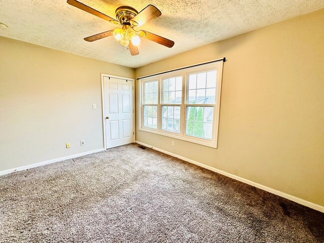 Building Photo - Updated 2 story townhome in Park Duvalle- ...