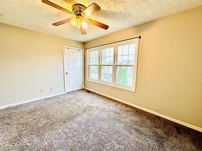 Building Photo - Updated 2 story townhome in Park Duvalle- Section 8 accepted