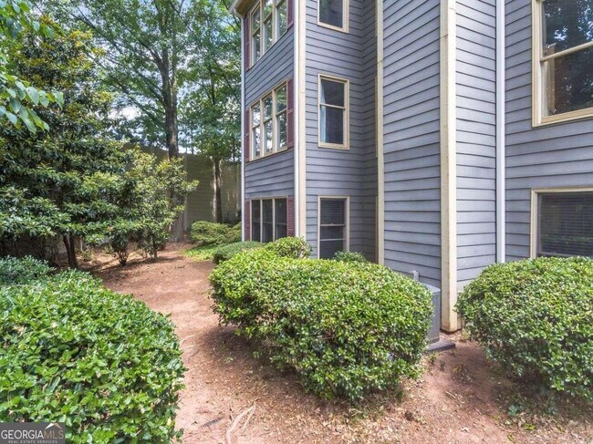 Building Photo - 808 Abingdon Way NE
