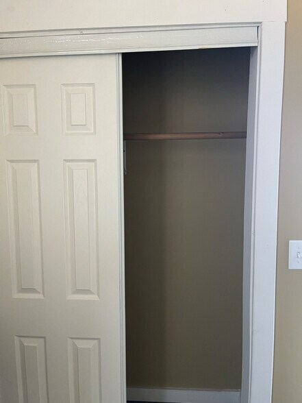 Building Photo - 913 S Main St