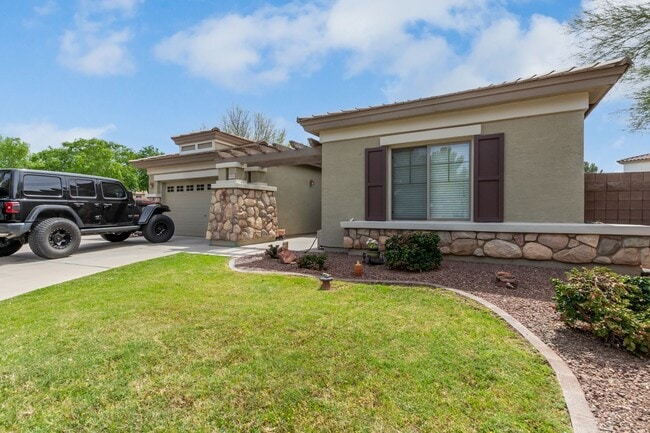 Building Photo - Lovely home in cul-de-sac lot with fenced pool!