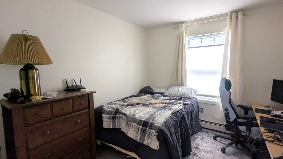 Second large bedroom, also with double closet - 44 North Ave