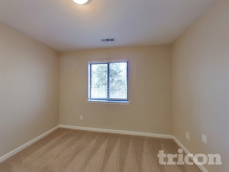 Building Photo - 2405 Ravine Dr