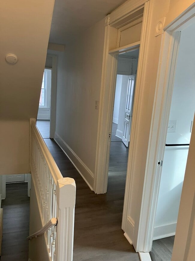 Building Photo - 422 John St