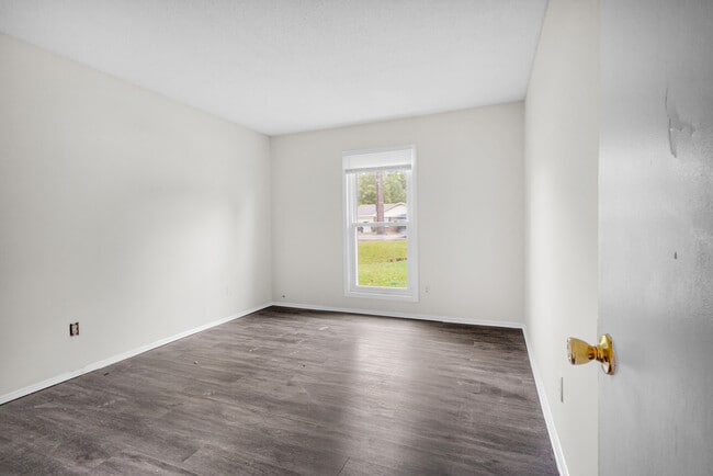 Building Photo - 1629 RaceTrack Rd