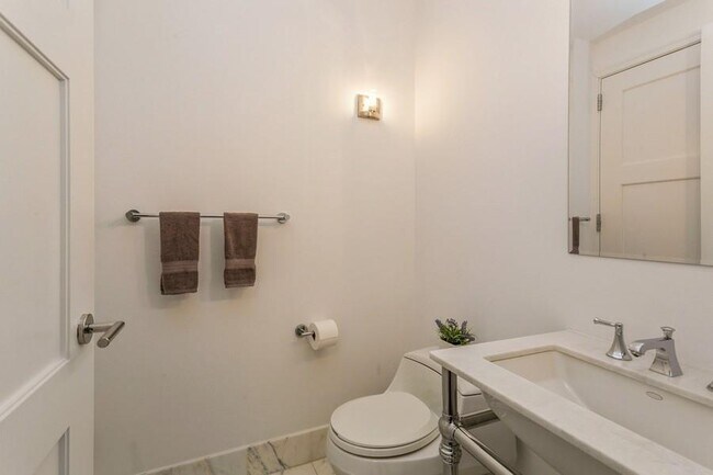 Building Photo - 5 Renaissance Sq