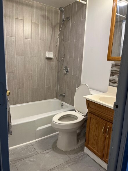 Full bathroom with tub & shower - 43 First Street, Albany NY, USA