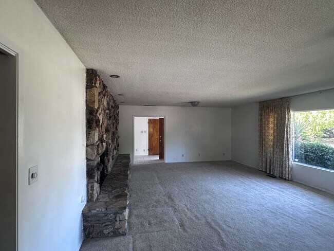 Building Photo - HOUSE