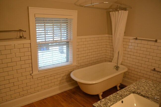 Building Photo - Historic Downtown Single Family Home for R...
