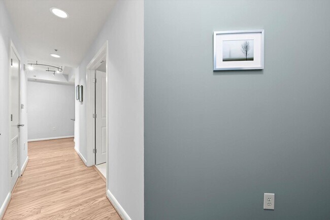 Building Photo - 1001 L St NW