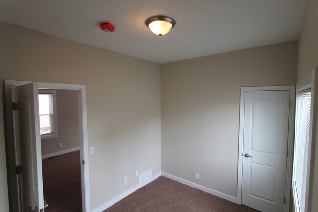 Building Photo - Fully Remodeled 3 Bedroom House!