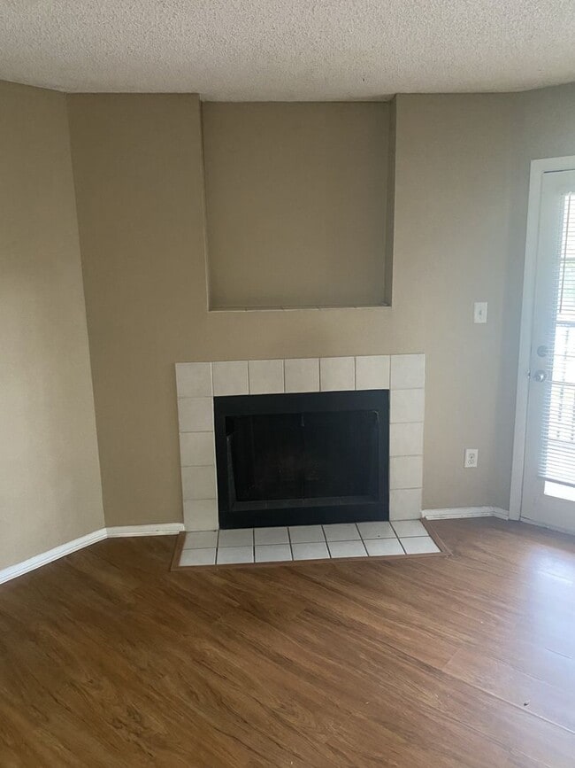 Building Photo - 1 bedroom 1 bath with fireplace and a view