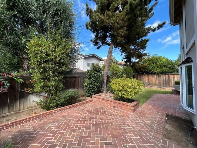 Building Photo - Stunning 4 Bedroom 2.5 Bath Home with Offi...