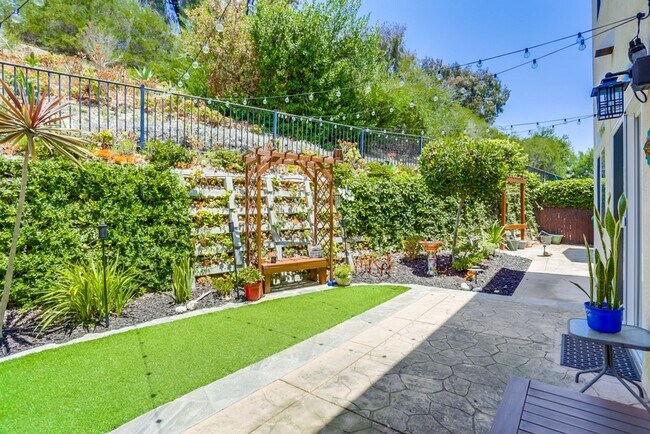 Building Photo - 3 Bedroom Home in Cul De Sac Available Now...