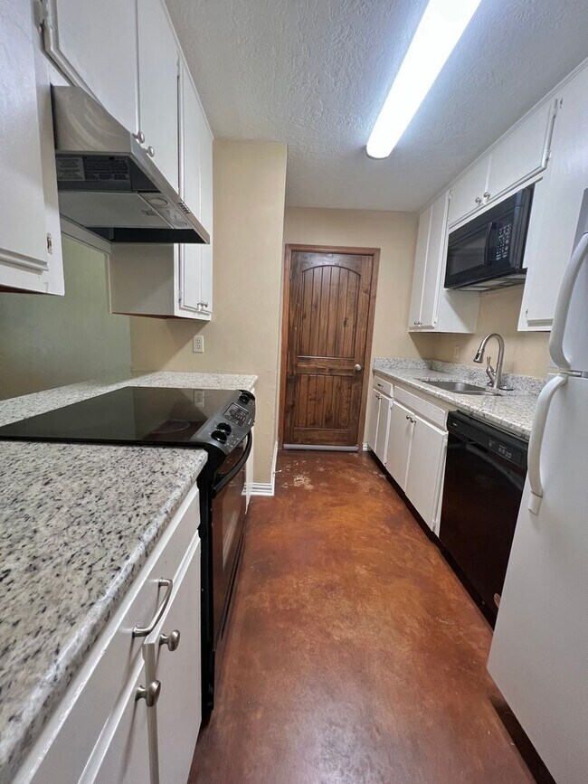 Building Photo - 3bed 2bath 2car now available