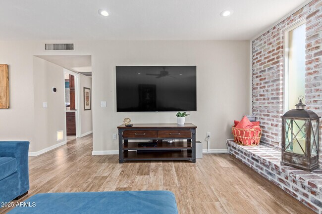 Building Photo - 2118 E Pebble Beach Dr