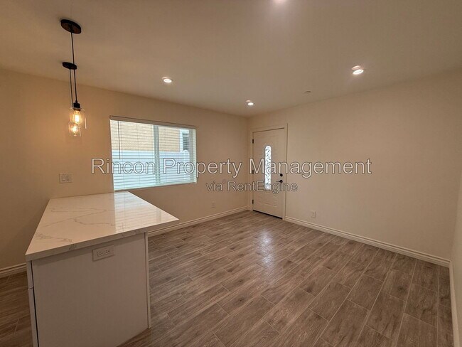 Building Photo - 921 Aurora Dr