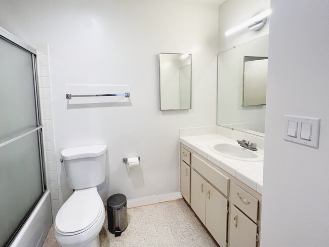 Building Photo - 21 Hillview Ct