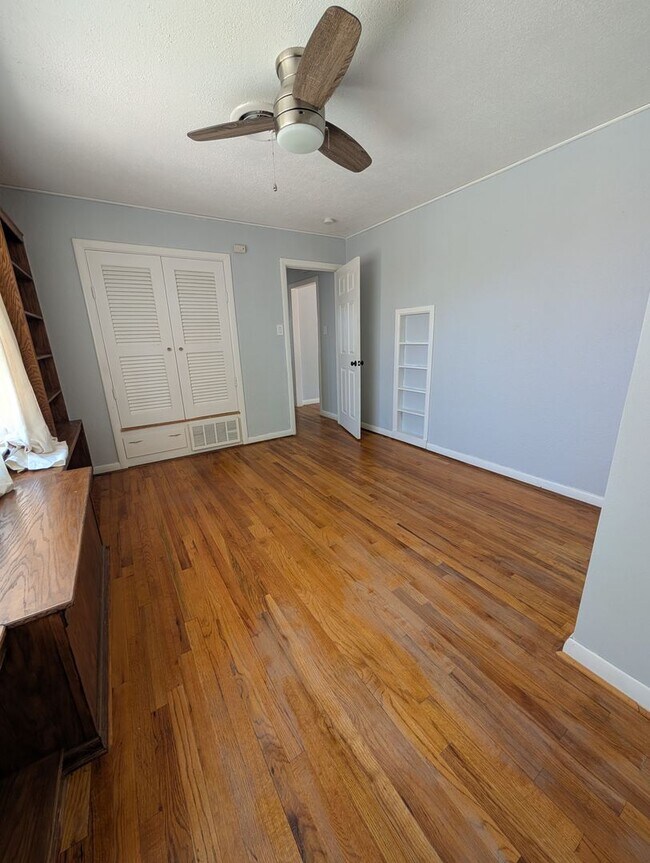 Building Photo - 3 bed 1 bath Pre-Leasing