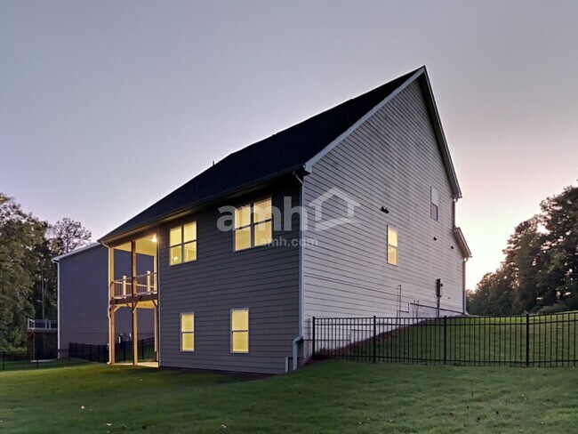 Building Photo - 5045 Hudson Vly Dr