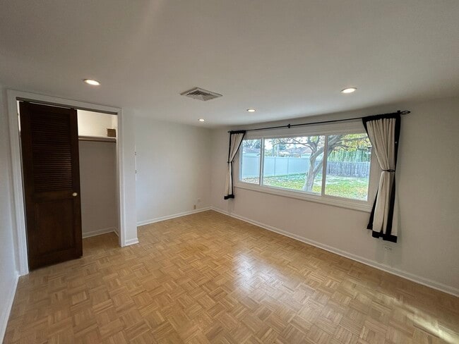 Building Photo - 946 E Grant Dr