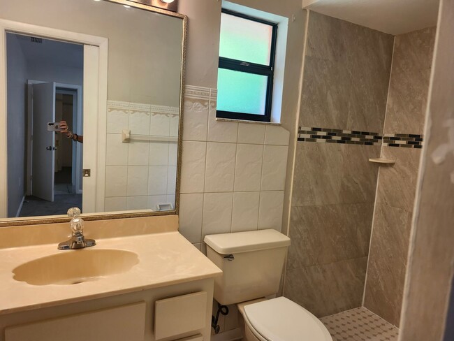 Building Photo - Single Family 3 bedroom 2 bath Must See