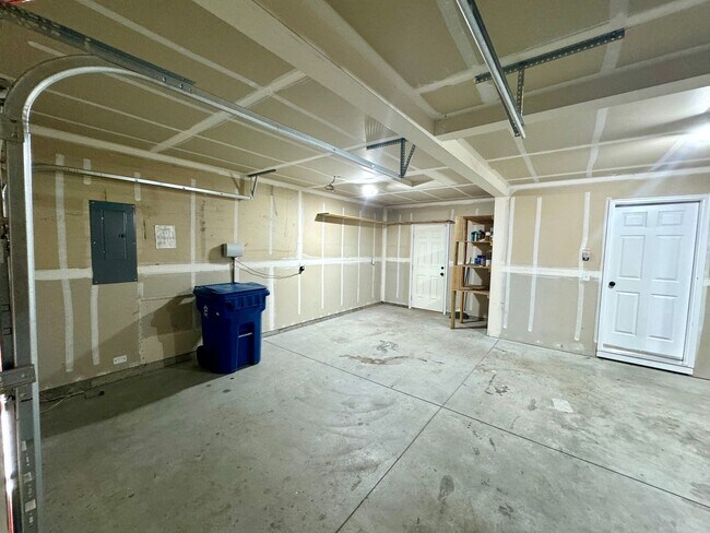 Building Photo - Spacious 5-Bedroom Home with 3-Car Garage in Nampa