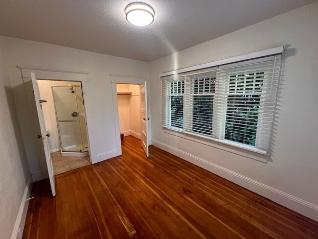 Building Photo - 5BD/2BA Gorgeous Vintage Home