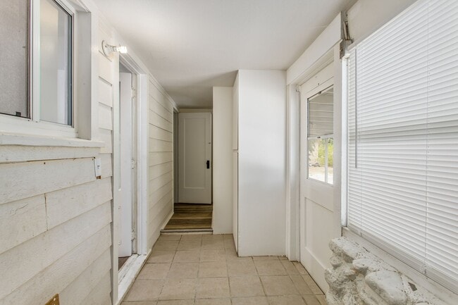 Building Photo - Charming 1-bedroom backhouse in Mentone!