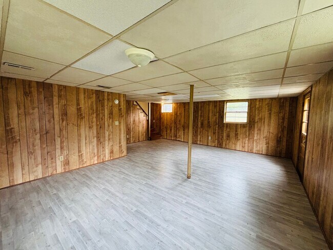 Building Photo - 1504 Thomas Ln